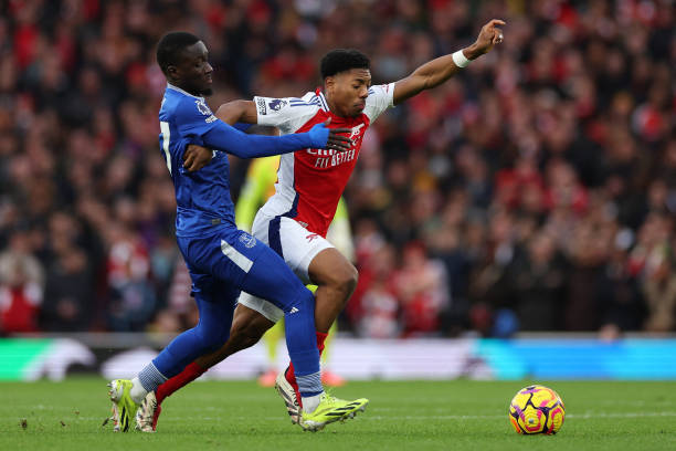 由本纳塞尔 由本纳塞尔